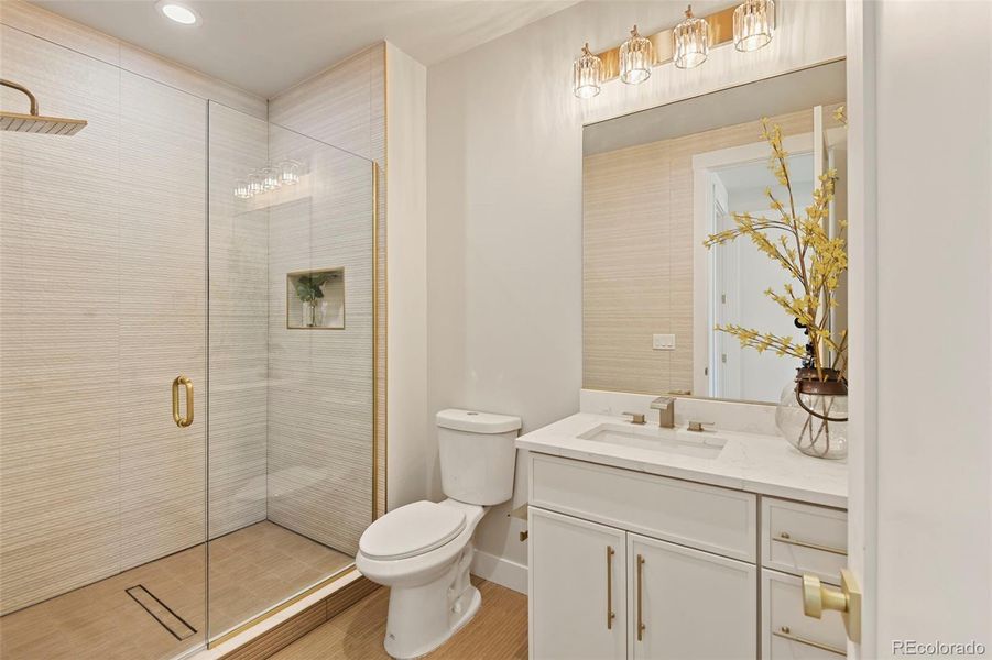 2nd bedroom Ensuite bath