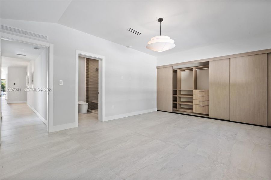 Spacious, unfurnished interior of a new home in , Miami Beach (Image 21).