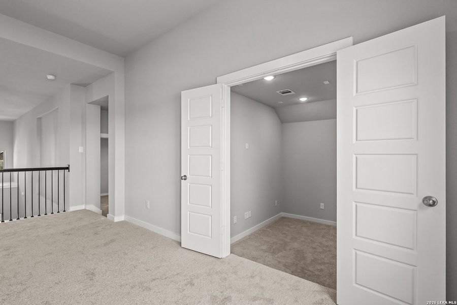 Spacious, unfurnished interior of a new home in Foxbrook, Cibolo (Image 31).