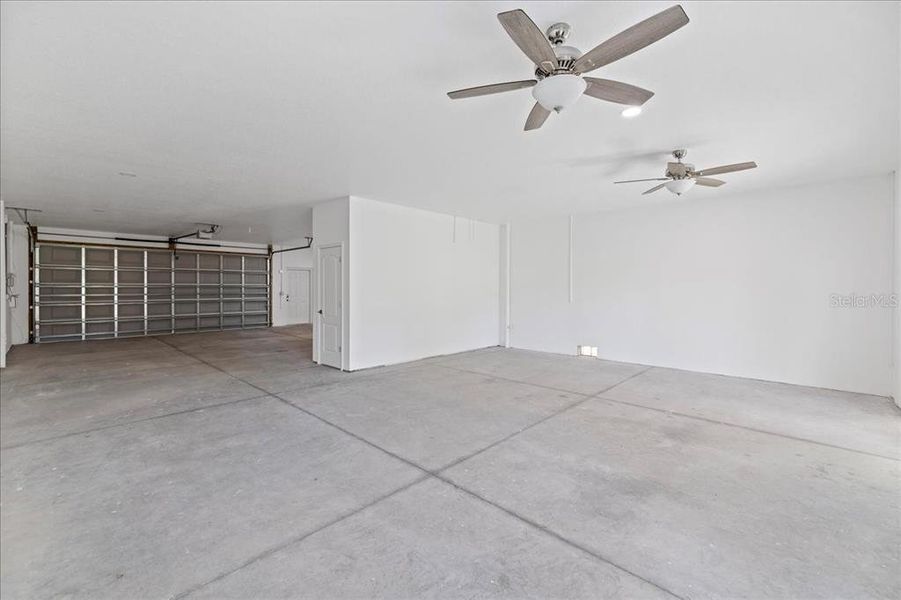 Spacious, unfurnished interior of a new home in , Weeki Wachee (Image 24).