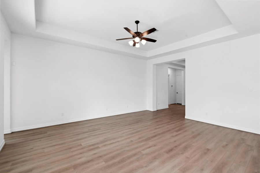 Spacious, unfurnished interior of a new home in Sunterra Lakes, Brookshire (Image 26).