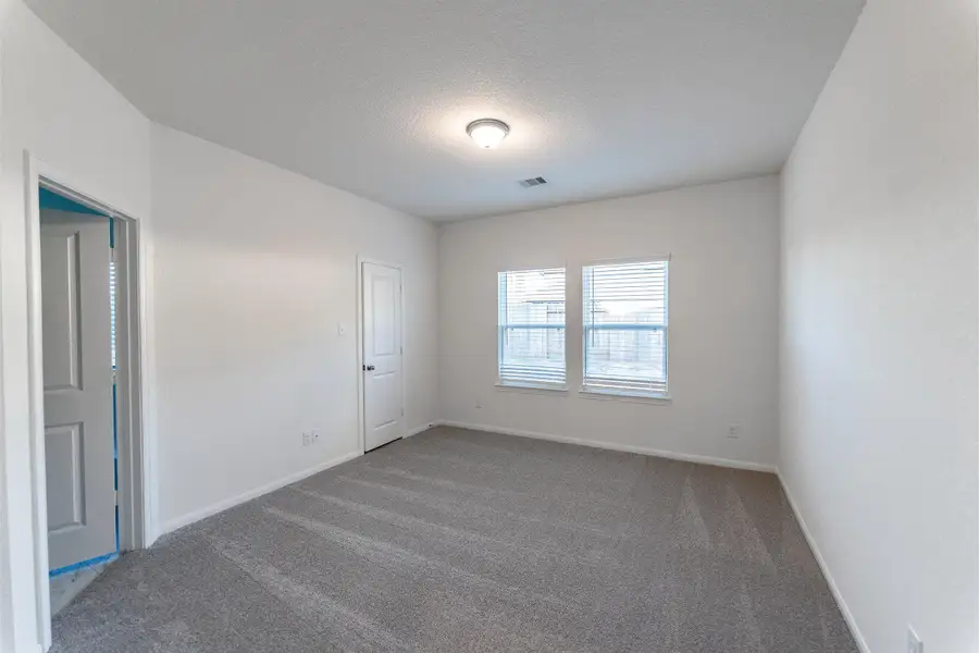 Spacious, unfurnished interior of a new home in Cielo, Conroe (Image 7).