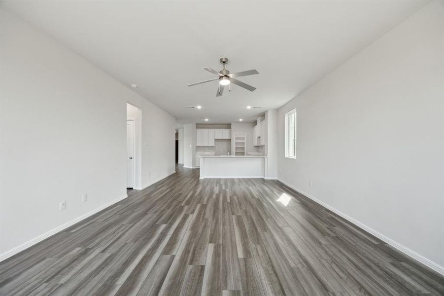 Spacious, unfurnished interior of a new home in Santorini, Seagoville (Image 12).