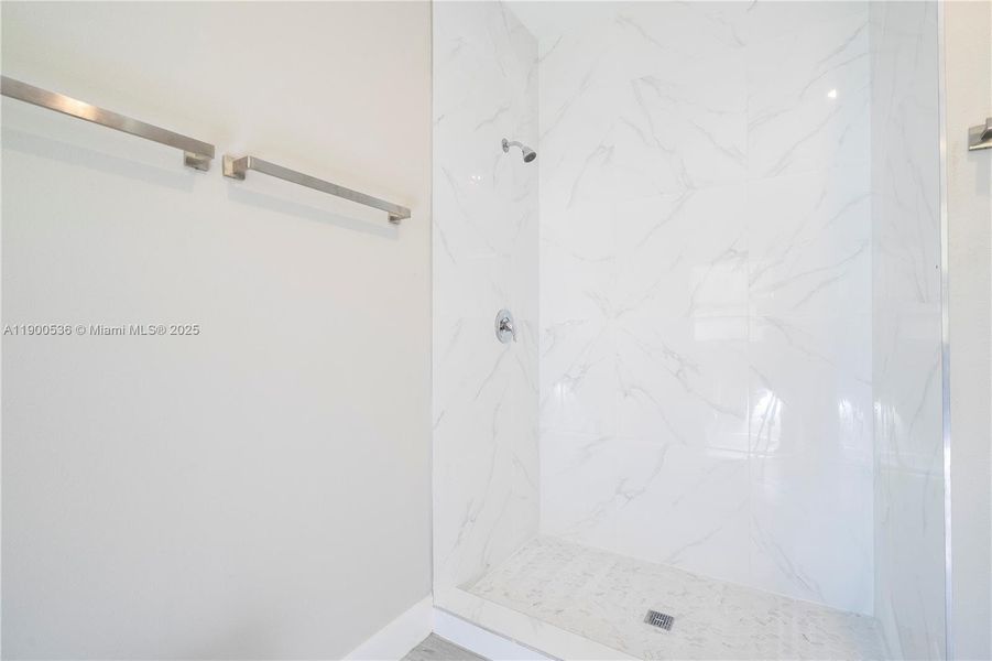 Spacious, unfurnished interior of a new home in , Sebring (Image 31).