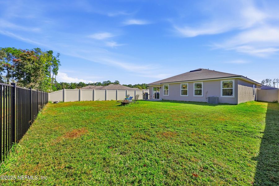 Exterior details and patio area of a home in Willow Springs, Green Cove Springs (Image 22).