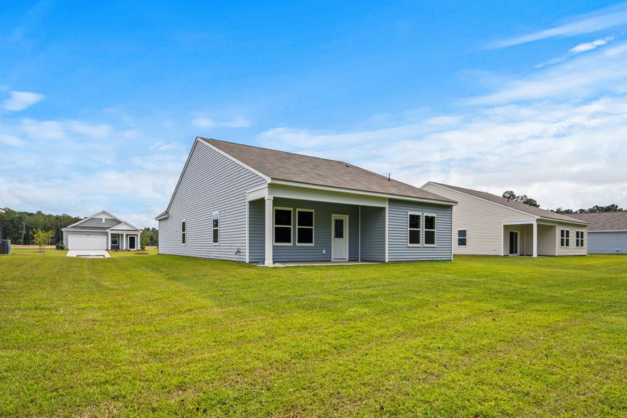 Representative exterior details of a home built from the Moonbeam by Starlight Homes in Spring Grove, Aynor (Image 22).