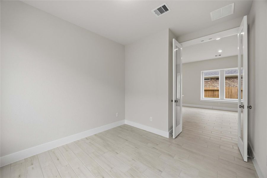 Spacious, unfurnished interior of a new home in Ellwood, Iowa Colony (Image 21).