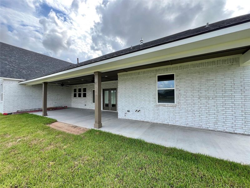 Exterior details and patio area of a home in , Angleton (Image 2).