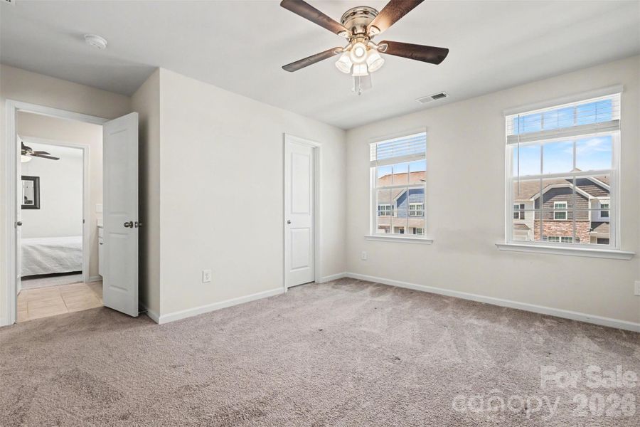 Spacious, unfurnished interior of a new home in Walnut Creek, Lancaster (Image 25).