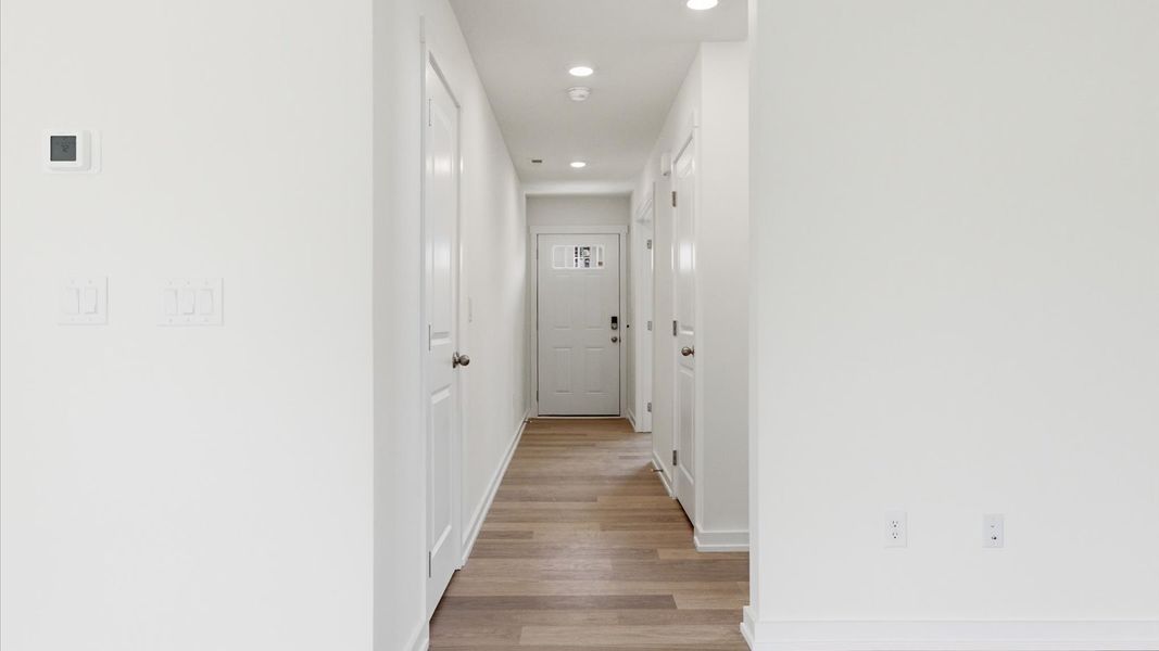 Spacious, unfurnished interior of a new home in Oak Hill, Vonore (Image 15).