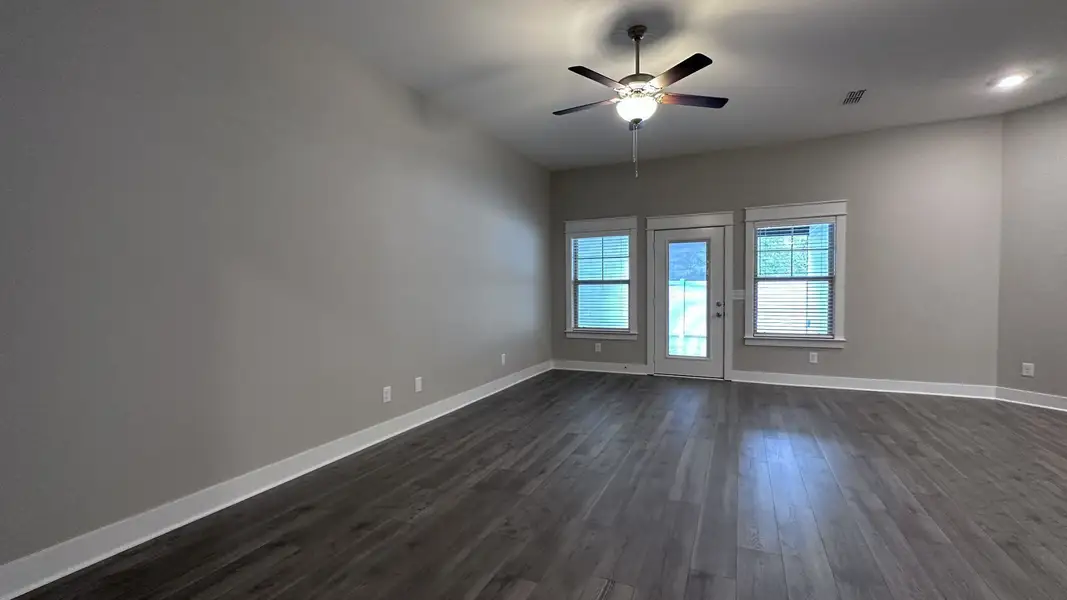 Spacious, unfurnished interior of a new home in Veterans Cove, Murfreesboro (Image 23).