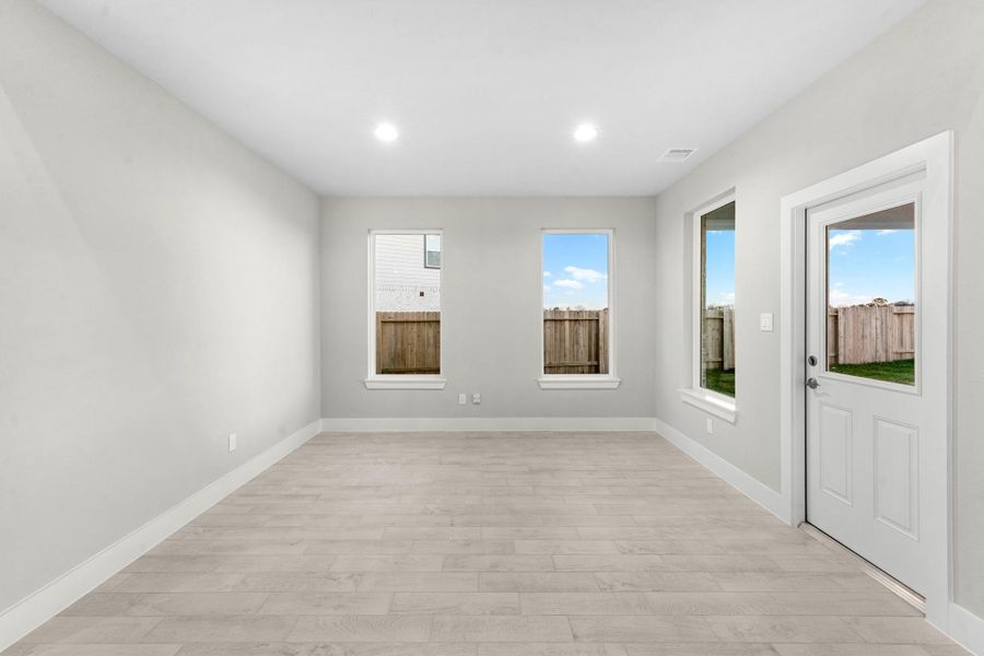 Spacious, unfurnished interior of a new home in Briarwood Crossing, Rosenberg (Image 36).