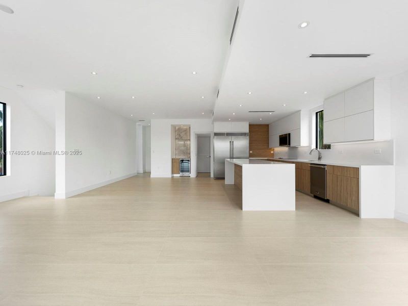 Spacious, unfurnished interior of a new home in , Tavernier (Image 26).
