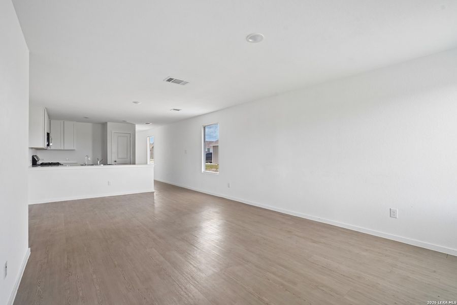 Spacious, unfurnished interior of a new home in Steelwood Trails, New Braunfels (Image 14).