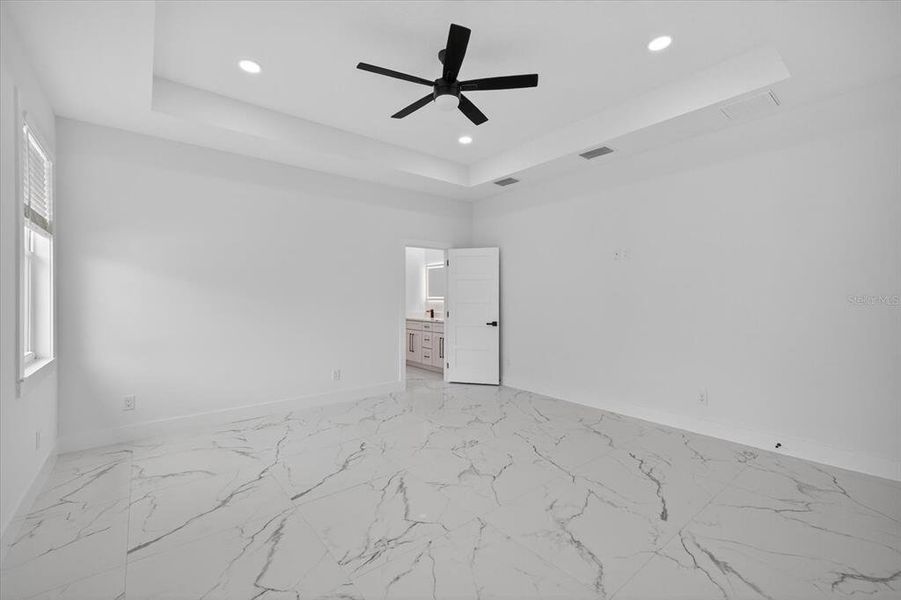 Spacious, unfurnished interior of a new home in , Tampa (Image 31).