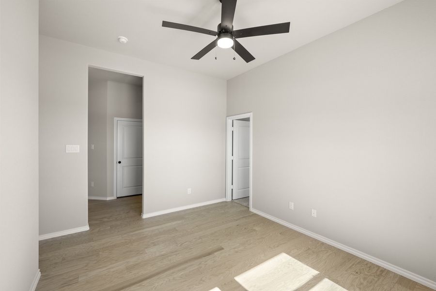 Spacious, unfurnished interior of a new home in Waterford Park, Weatherford (Image 28).