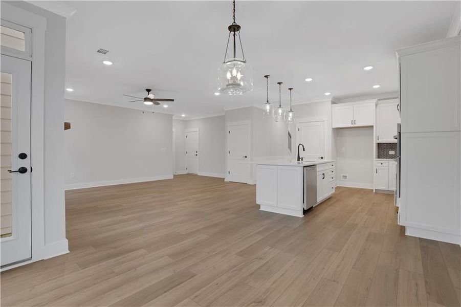 Spacious, unfurnished interior of a new home in Cambridge, Flowery Branch (Image 49). Spacious, unfurnished interior of a new home in Cambridge, Flowery Branch (Image 49).
