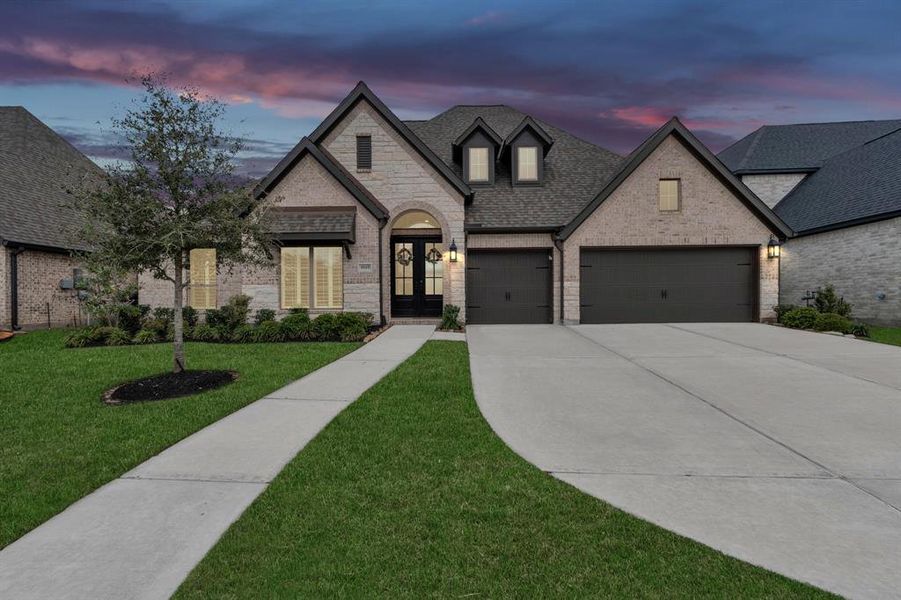 This 3300 sq ft. ONE-STORY PERRY home w/NO BACK NEIGHBORS is the epitome of luxury living! Schedule a showing today!