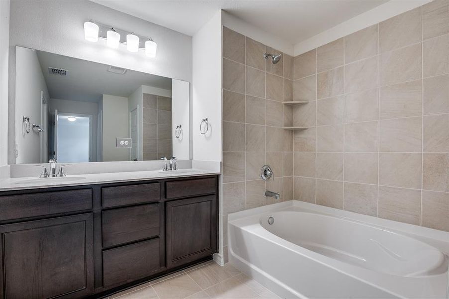 Furnished interior view inside a new home in Cottonwood Creek, Seagoville (Image 6).