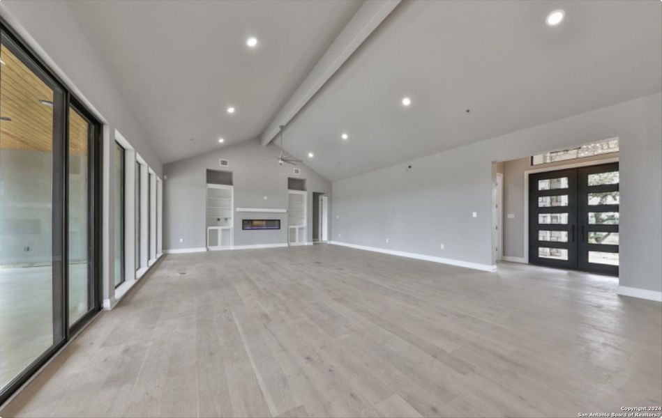 Spacious, unfurnished interior of a new home in , Bandera (Image 12).