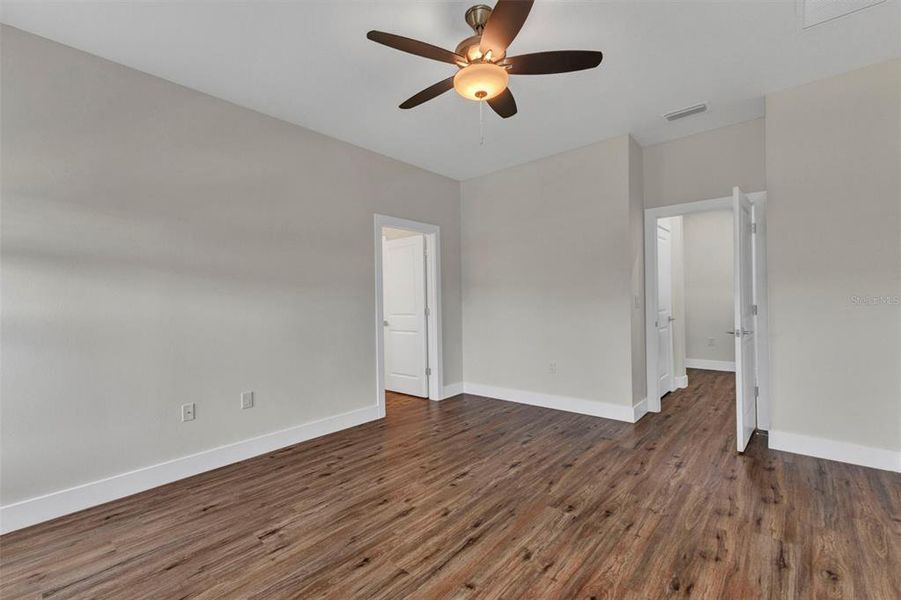 Spacious, unfurnished interior of a new home in , Port Charlotte (Image 54).