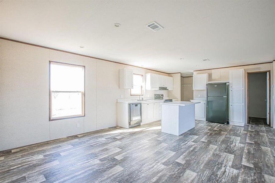 Spacious, unfurnished interior of a new home in , Bellevue (Image 9).