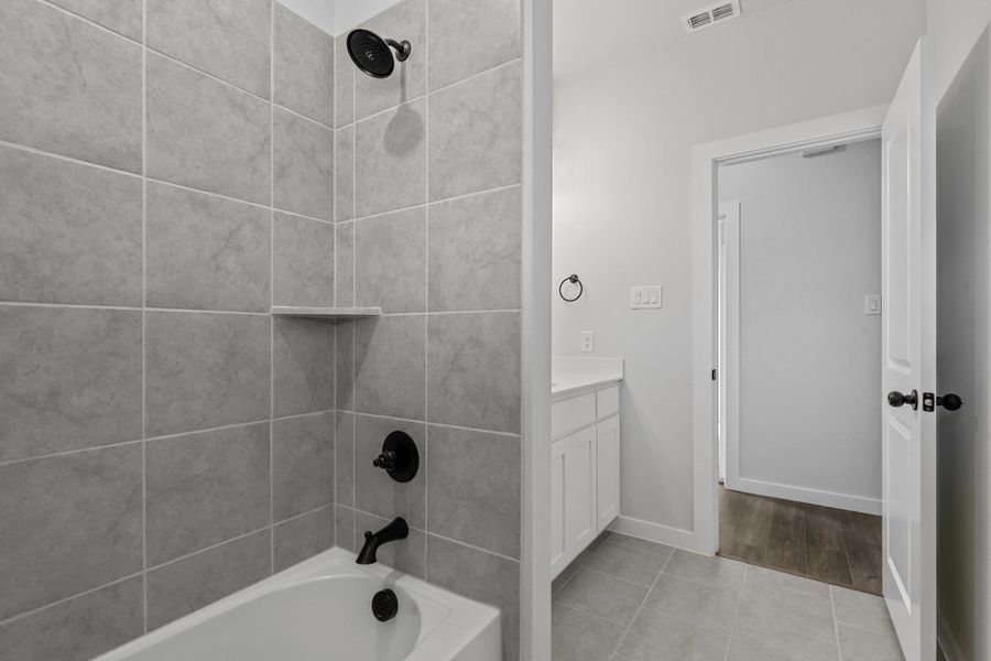 Representative furnished interior of a home built from the Garrison II by Cheldan Homes in Stoneview, Glen Rose (Image 12).