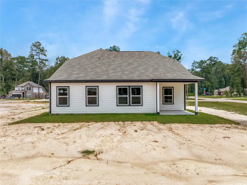 Exterior details and patio area of a home in Roman Forest, New Caney (Image 2).