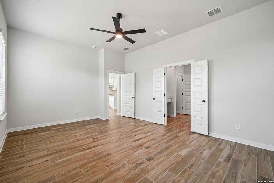 Spacious, unfurnished interior of a new home in Meyer Ranch 45's, New Braunfels (Image 17).