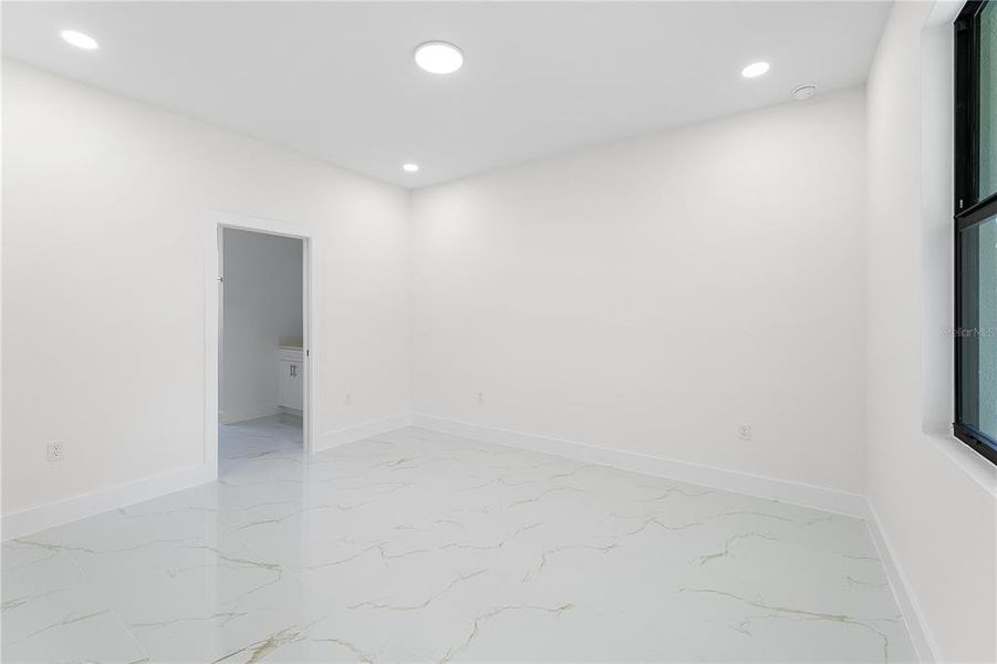 Spacious, unfurnished interior of a new home in , Port Charlotte (Image 7).
