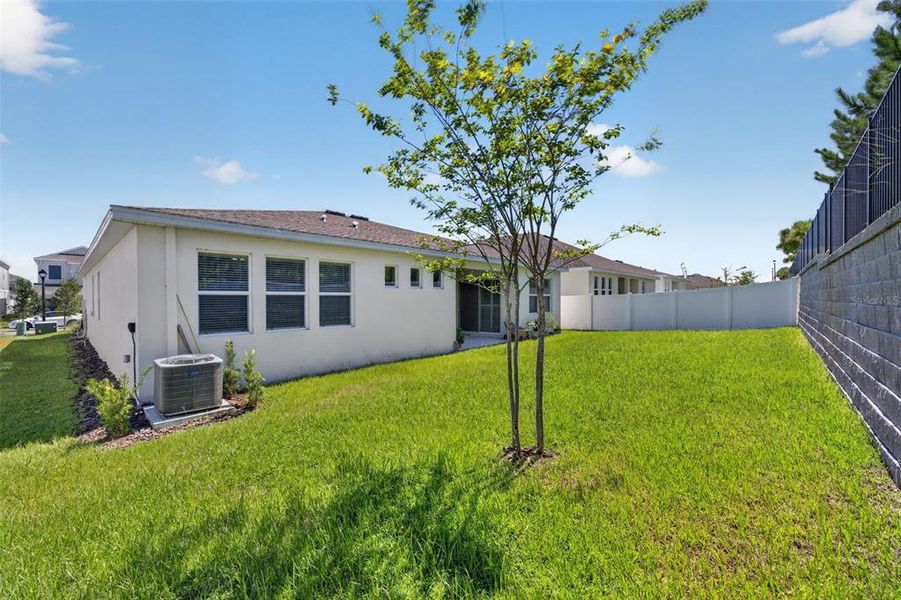 Exterior details and patio area of a home in Bronson's Ridge, Apopka (Image 3).