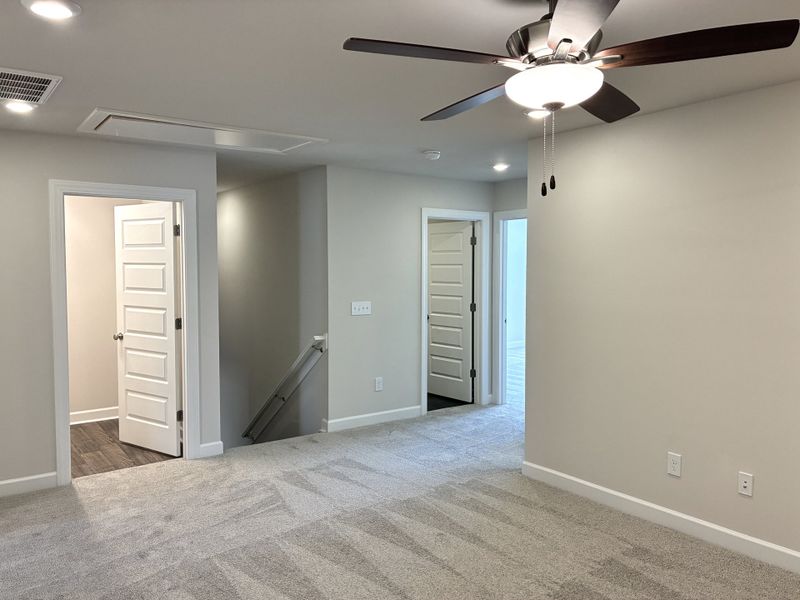 Spacious, unfurnished interior of a new home in Holly Ridge, Greenville (Image 17).