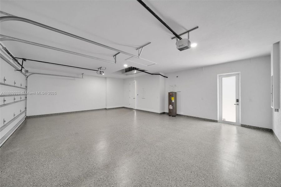 Spacious, unfurnished interior of a new home in , Cape Coral (Image 21).