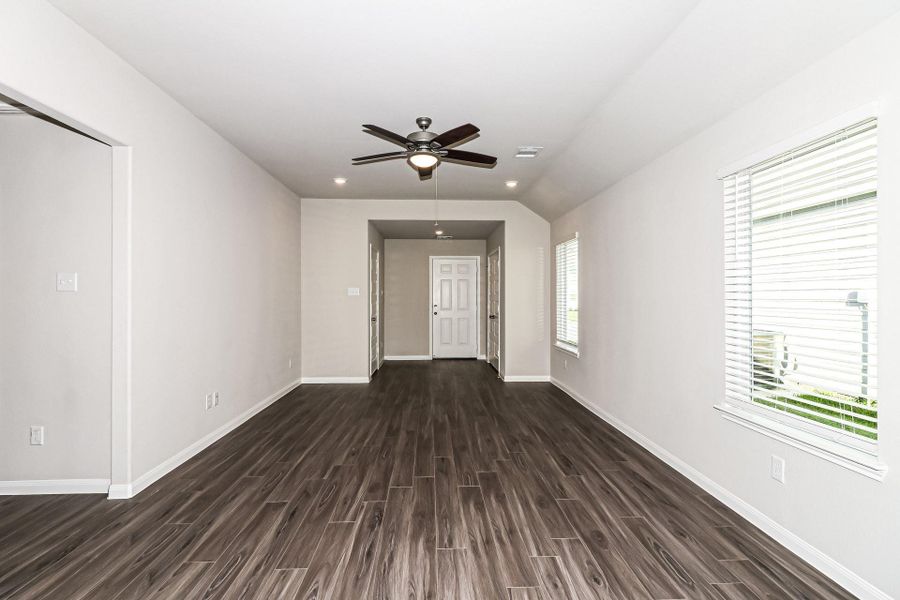 Spacious, unfurnished interior of a new home in Charleston Heights, Rosharon (Image 14).