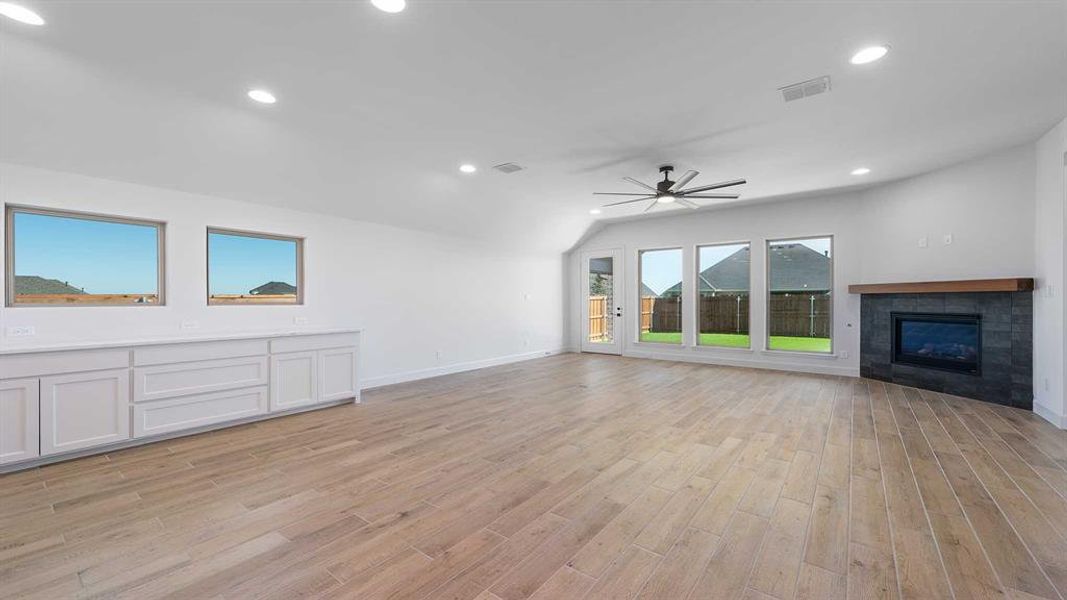 Spacious, unfurnished interior of a new home in Myrtle Creek 60', Waxahachie (Image 16).