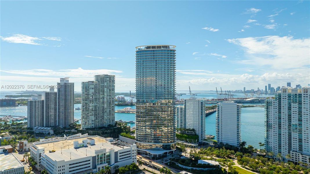 Condo located in Miami Beach, FL showcasing its design and architecture (Image 27).