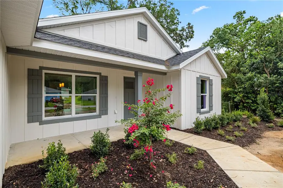 Exterior details and patio area of a home in , Ocala (Image 4).