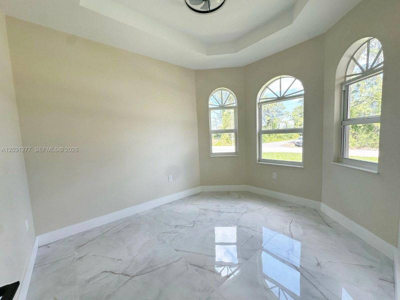 Spacious, unfurnished interior of a new home in , Lehigh Acres (Image 7).