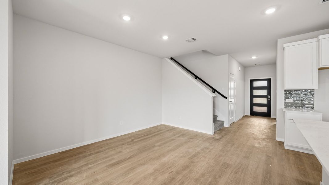 Spacious, unfurnished interior of a new home in Sunterra Lakes, Brookshire (Image 10).
