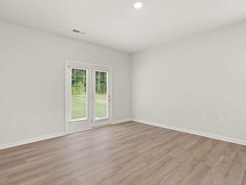 Spacious, unfurnished interior of a new home in Oakleigh Glen, Dallas (Image 27).