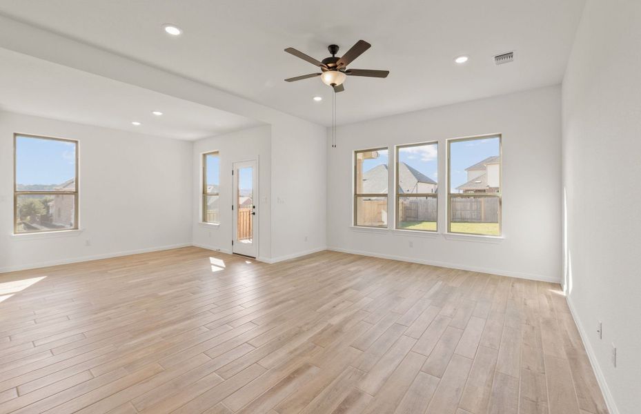 Spacious, unfurnished interior of a new home in Crescent Bluff, Georgetown (Image 13).