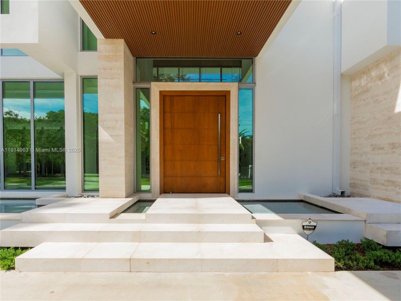 Exterior details and patio area of a home in , Pinecrest (Image 3).