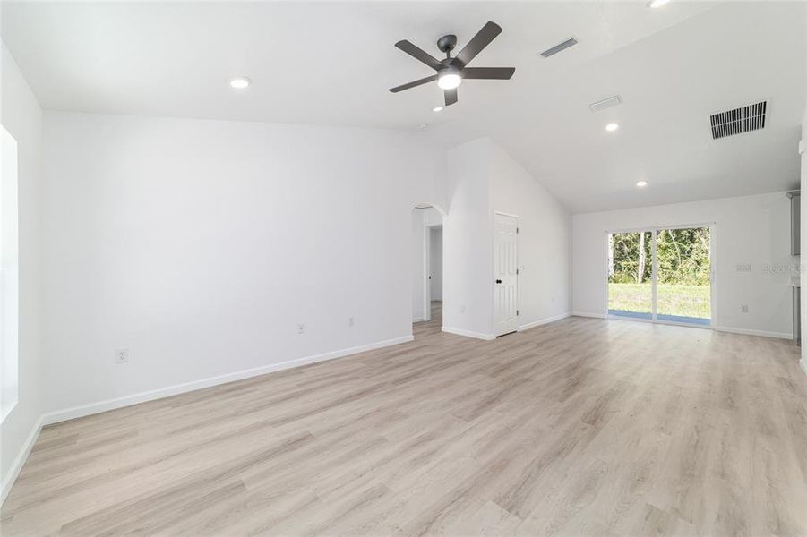Spacious, unfurnished interior of a new home in , Ocala (Image 24).