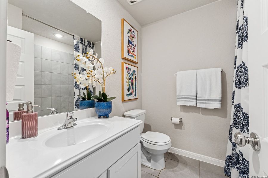 Furnished interior view inside a new home in Cinco Lakes, San Antonio (Image 6).