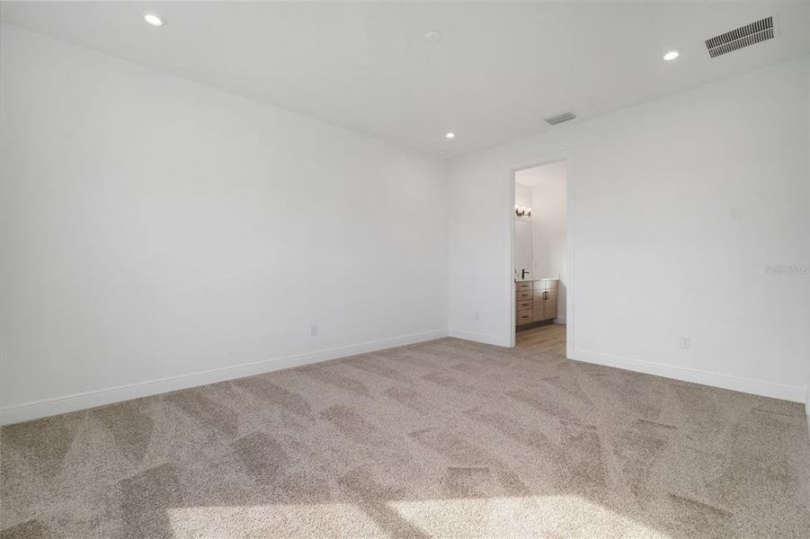 Spacious, unfurnished interior of a new home in Fieldstone, Plant City (Image 26).