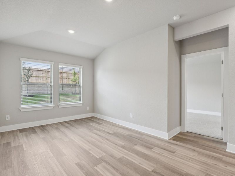 Spacious, unfurnished interior of a new home in Remington Ranch, San Antonio (Image 11).