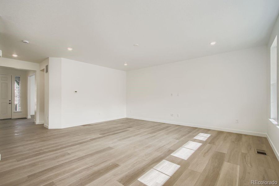 Spacious, unfurnished interior of a new home in Ken-Caryl Ranch, Littleton (Image 9).