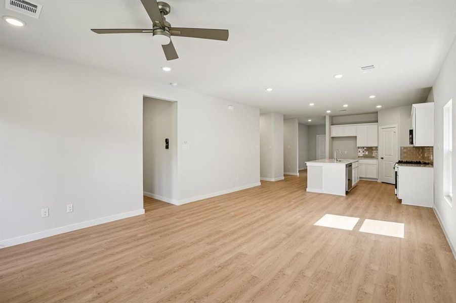 Spacious, unfurnished interior of a new home in Lone Oak, Alvarado (Image 33). Spacious, unfurnished interior of a new home in Lone Oak, Alvarado (Image 33).