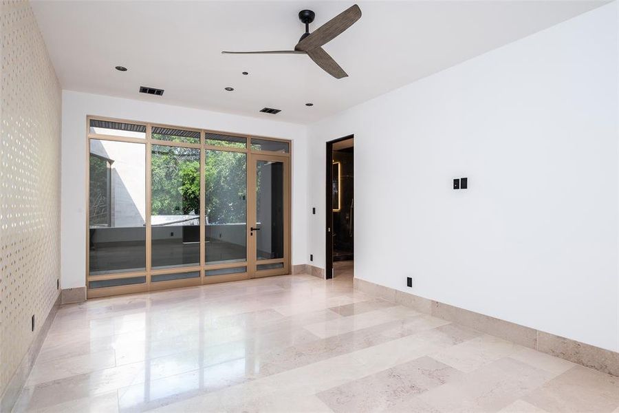 Spacious, unfurnished interior of a new home in , Dallas (Image 19).