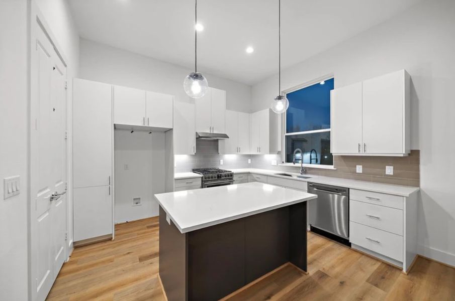 Representative furnished interior of a home built from the The Amy by Riverway Homes in Sherwood Oak Gardens, Houston (Image 6). Representative furnished interior of a home built from the The Amy by Riverway Homes in Sherwood Oak Gardens, Houston (Image 6).